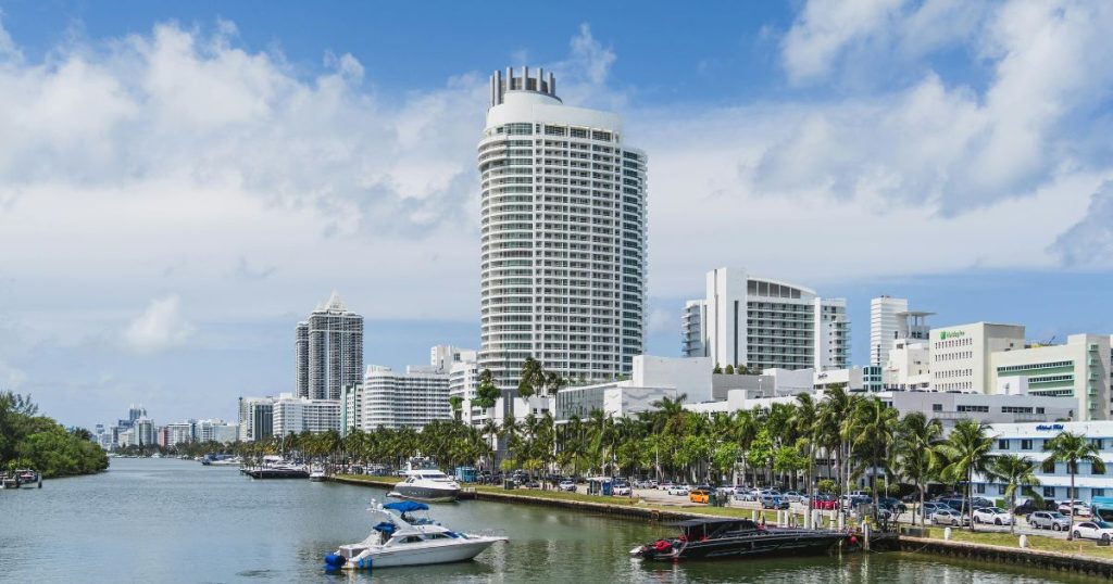 Luxury real estate in Florida shows resilience in Q3 2025, driven by rising sales, international buyers, and a high volume of cash transactions across premium markets.